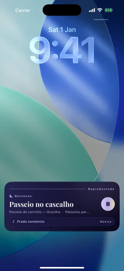 O ecrã bloqueado do iPhone com o leitor do Berceuse: A reproduzir, o nome do mix, os sons, a música e um botão redondo de pausa.