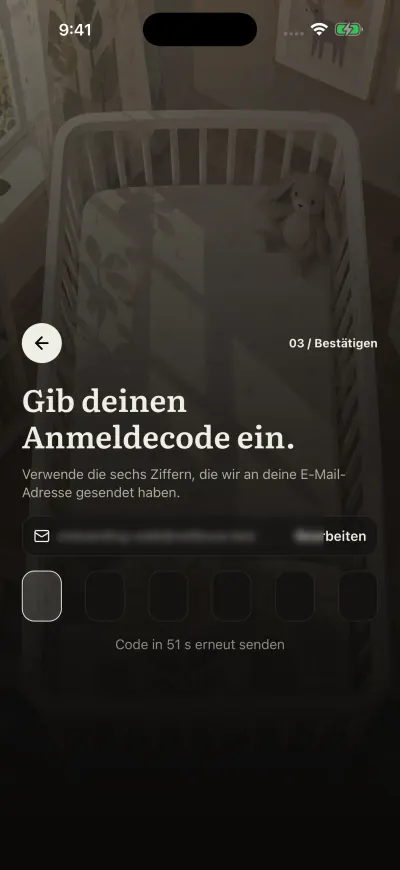 Der Code-Bildschirm: sechs Felder für den Code aus der E-Mail und darunter „Code erneut senden“.