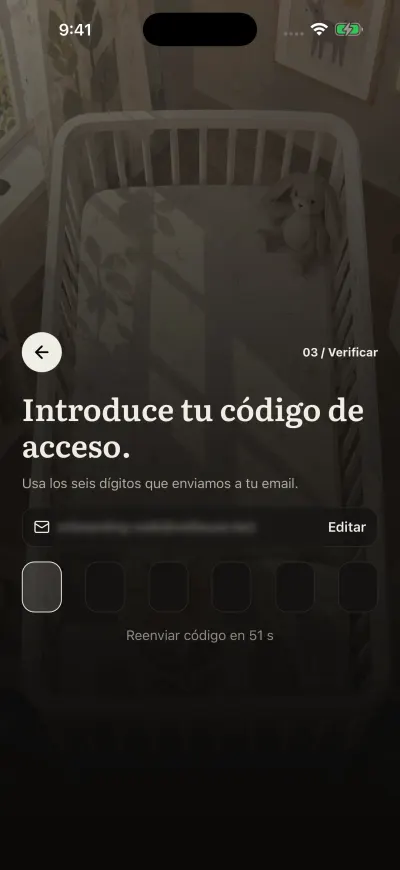 La pantalla del código: seis recuadros para el código del email y debajo Reenviar código.