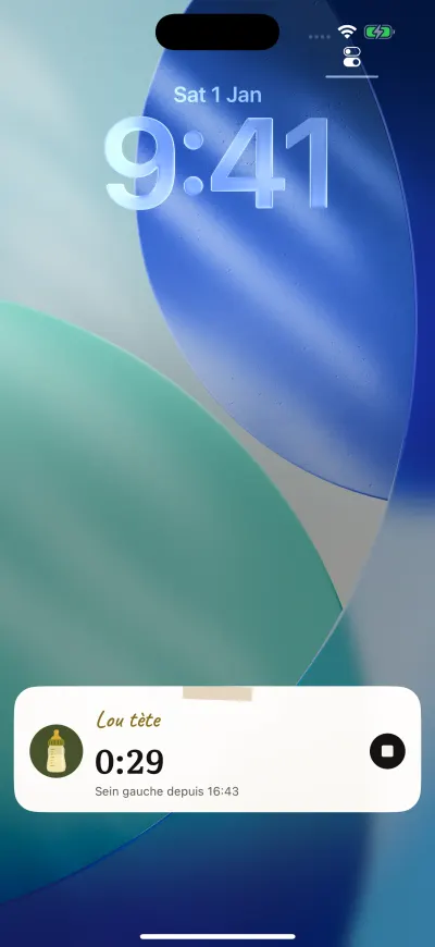 L’écran verrouillé de l’iPhone avec une carte Veilleuse : Lou est en train de téter, le temps qui défile, le côté et un bouton d’arrêt rond.