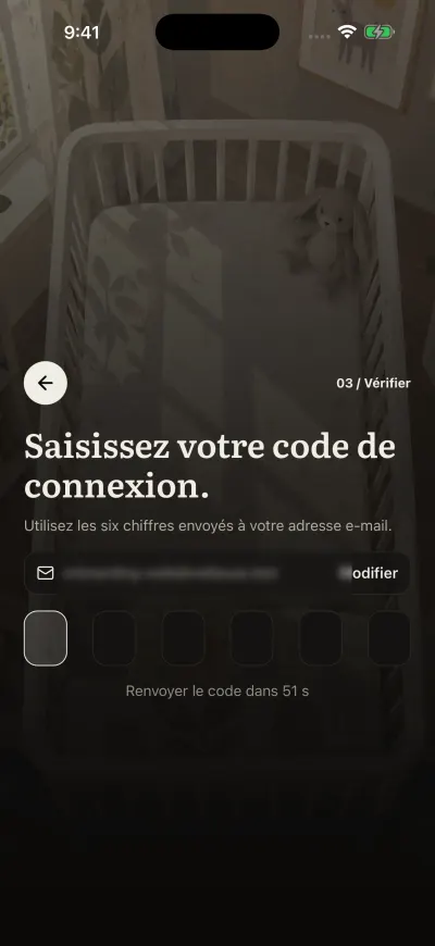 L’écran du code : six cases pour le code reçu par e-mail, et Renvoyer le code dessous.