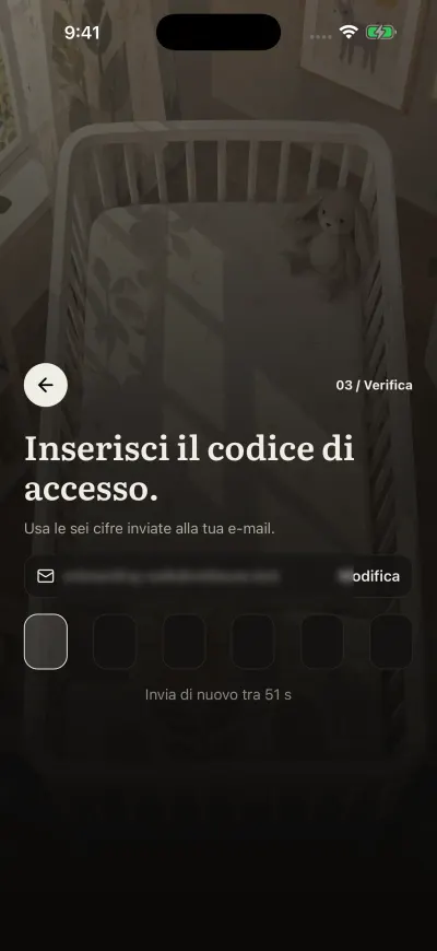 La schermata del codice: sei caselle per il codice ricevuto per e-mail, e Invia di nuovo sotto.