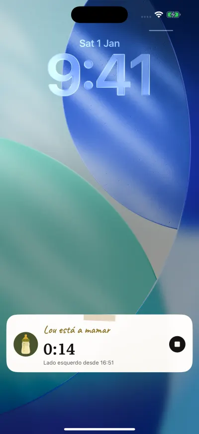O ecrã bloqueado do iPhone com um cartão da Veilleuse: Lou está a mamar, o tempo a correr, o lado e um botão redondo de parar.