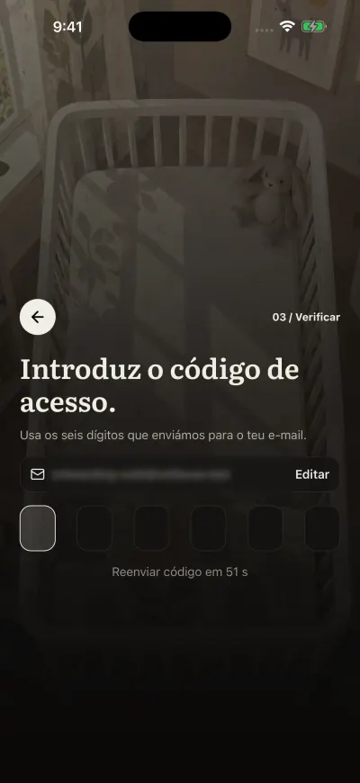 O ecrã do código: seis caixas para o código do e-mail, e Reenviar código por baixo.