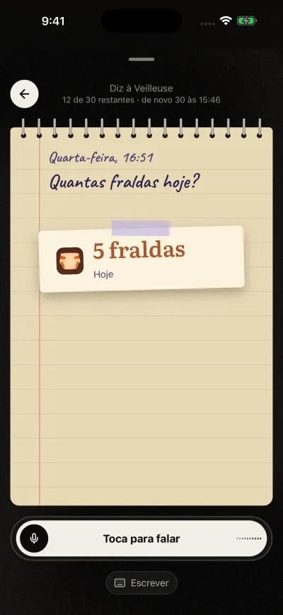 Diz à Veilleuse com a pergunta Quantas fraldas hoje e uma nota colada com fita que responde 5 fraldas, hoje.